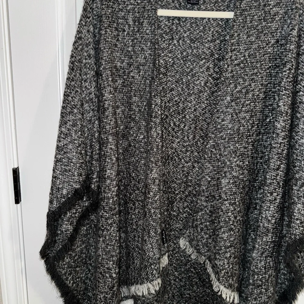 Fraas Fringed Poncho Ruana Sweater Gray White Fall Winter Travel